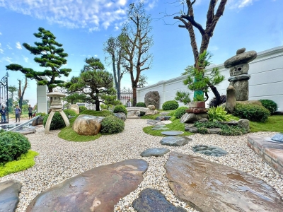 Trang Trí Sân Vườn Với Đá Cuội Và Lối Đi Lát Đá