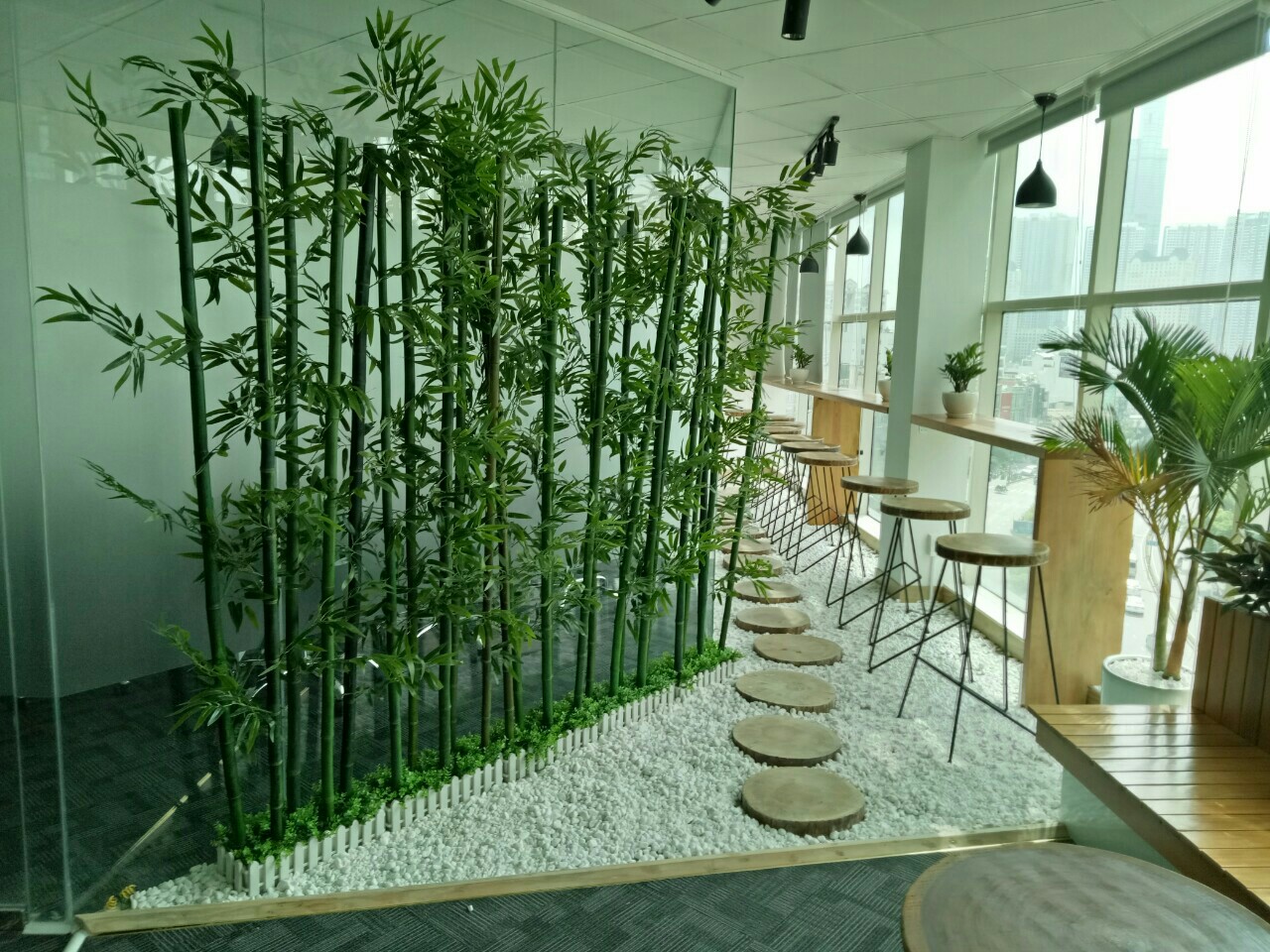 Chậu trúc trang trí quán cafe